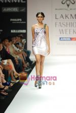 Model walks the ramp for Swapnil Shinde Show at Lakme Winter fashion week day 4 on 20th Sept 2010 (22).JPG
